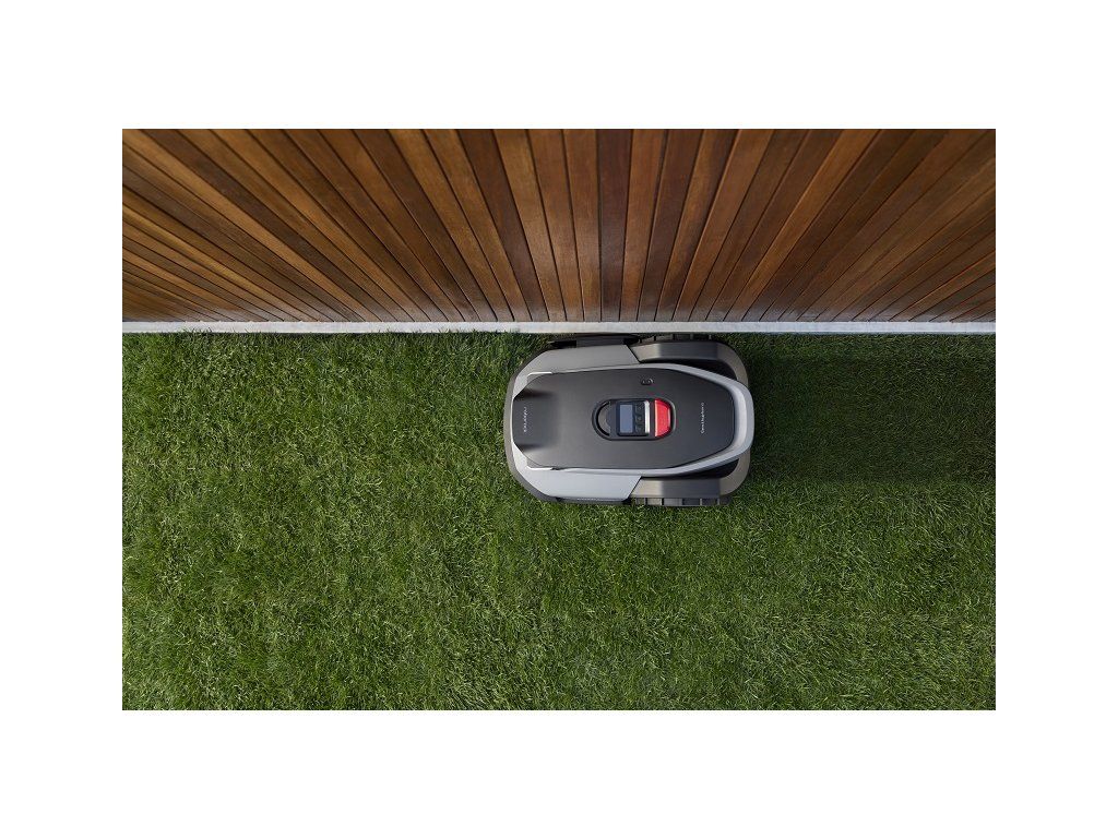 Roborock RockMow S108 při sečení podél terasy